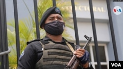 Un agente de seguridad pública en las afueras del tribunal electoral en Nicaragua. Foto: Houston Castillo/VOA