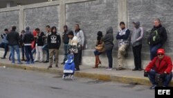 Cubanos esperan en la línea fronteriza de Nuevo Laredo (México) con territorio estadounidense.