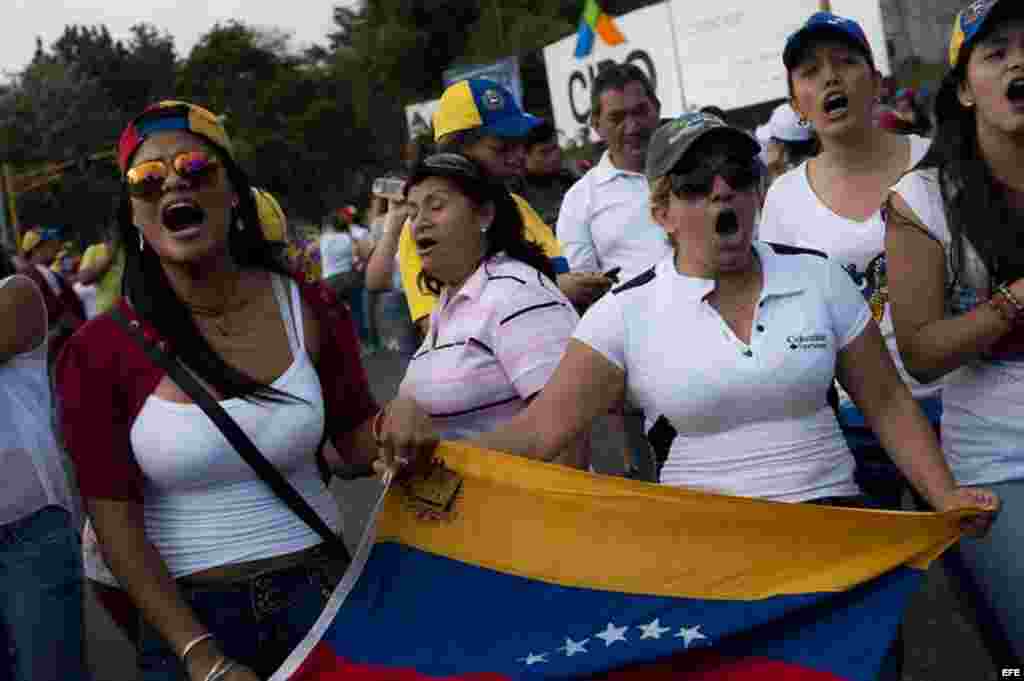 Las protestas continúan en varias ciudades de Venezuela. Reportes informan que no funciona el transporte público, los semáforos están descomputestos y continuamente sobrevuelan aviones militares por donde se conglomeran los manifestantes.