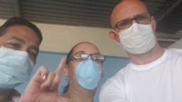 José Daniel Ferrer (der.) junto a Ana Lidia Torres y Carlos Oliva Rivery, usando nasobucos para evitar el contragio del coronavirus. (Foto: @jdanielferrer)