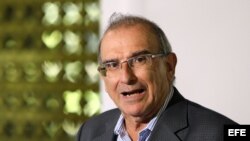 El expresidente colombiano, Humberto de la Calle, lee una declaración a la prensa hoy, viernes 3 de mayo de 2013, al concluir un nuevo ciclo de diálogo con las Fuerzas Armadas Revolucionarias de Colombia (FARC) en La Habana