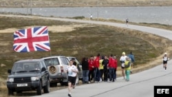 Carrera de maratón en Stanley Port.