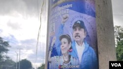 Cartel con la imagen del presidente de Nicaragua, Daniel Ortega, junto a su esposa, la vicepresidenta Rosario Murillo, en una calle de Managua, Nicaragua. 