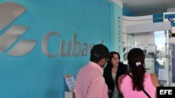 Una pareja compra un teléfono en una oficina de la empresa estatal Cubacel, perteneciente a ETECSA. 