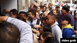 Unos 40 cubanos protestaron el lunes frente a la cancillería uruguaya debido a la atención diferenciada que reciben. 