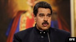 El Presidente de Venezuela, Nicolás Maduro, habla durante una rueda de prensa con medios de comunicación internacionales hoy, martes 22 de agosto de 2017, en el Palacio de Miraflores en Caracas (Venezuela). Maduro aseguró hoy que tomará medidas para enfre