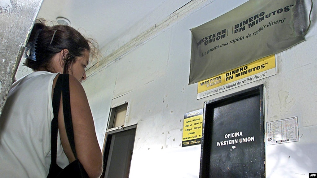 Una cubana espera afuera de una oficina de Western Union para cobrar dinero de familiares en EE.UU.
