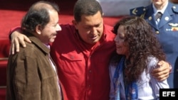 Según la oposición, el presidente Daniel Ortega y su esposa se han enriquecido con los petrodólares de Hugo Chávez.