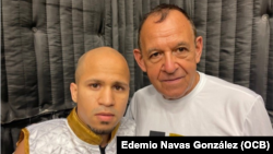El invicto cubano Jorge de Jesús Romero y su entrenador habanero Peter Roque