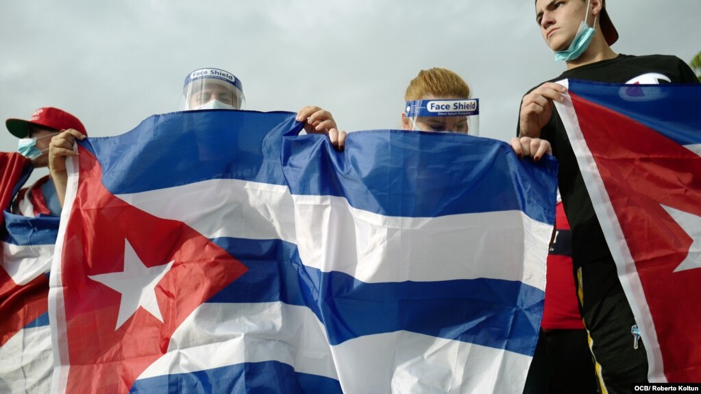 Cubanos exiliados dan su apoyo al movimiento San Isidro. Photo Roberto Koltun OCB Staff.