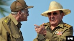 Raúl Castro (d) conversa con el entonces ministro del Interior, Abelardo Colomé (i) durante un desfile militar en La Habana. Foto Archivo.