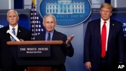 El vicepresidente Mike Pence y el director del Instituto de Alergias y Enfermedades Infecciosas, doctor Anthony Fauci, junto al presidente Trump,en la Casa Blanca