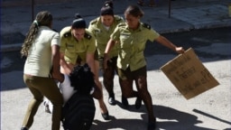 La líder de las Damas de Blanco, Berta Soler, es arrestada a la salida de la sede del grupo opositor en La Habana. "En Cuba hay violencia de género, y violencia política contra la mujer en el ámbito público”, dijo el martes una activista al Parlamento Europeo.