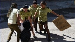 La líder de las Damas de Blanco, Berta Soler, es arrestada a la salida de la sede del grupo opositor en Lawton, La Habana. 