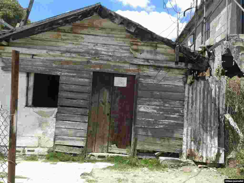 La vivienda, en la que viven dos mujeres y un menor, está en precarias condiciones.