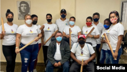 Una brigada posa con palos.