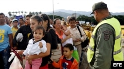 Ciudadanos venezolanos cruzan el puente internacional Simón Bolívar, desde Venezuela hacía Colombia.