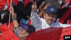 El presidente de Nicaragua, Daniel Ortega, y su esposa, la vicepresidenta Rosario Murillo, saludan a sus seguidores en la celebración del 39 aniversario de la revolución sandinista. 