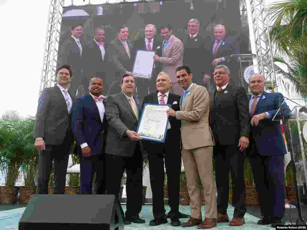 Maurice Ferré junto al alcalde Francis Suárez y los comisionados de la ciudad de Miami