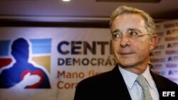 El ex presidente colombiano Álvaro Uribe, momentos previos a una rueda de prensa hoy, domingo 9 de marzo de 2014, en Medellín (Colombia).