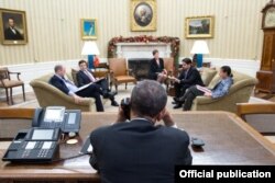 El presidente Barack Obama habla por teléfono con Raúl Castro. Foto: La Casa Blanca.