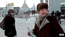 Rusia, hombres tomando vodka en Moscú.