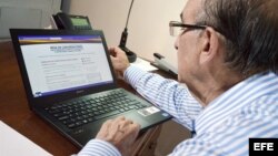 Exvicepresidente colombiano Humberto de la Calle, jefe de los delegados del Gobierno en los diálogos de paz con las FARC, durante la activación de la nueva página web.
