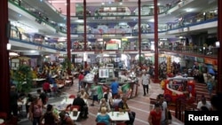 El centro comercial Carlos III en La Habana. REUTERS/Alexandre Meneghini
