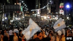 Manifestantes avanzan por la Avenida 9 de Julio, este jueves 8 de noviembre de 2012, en el Obelisco de Buenos Aires, Argentina.