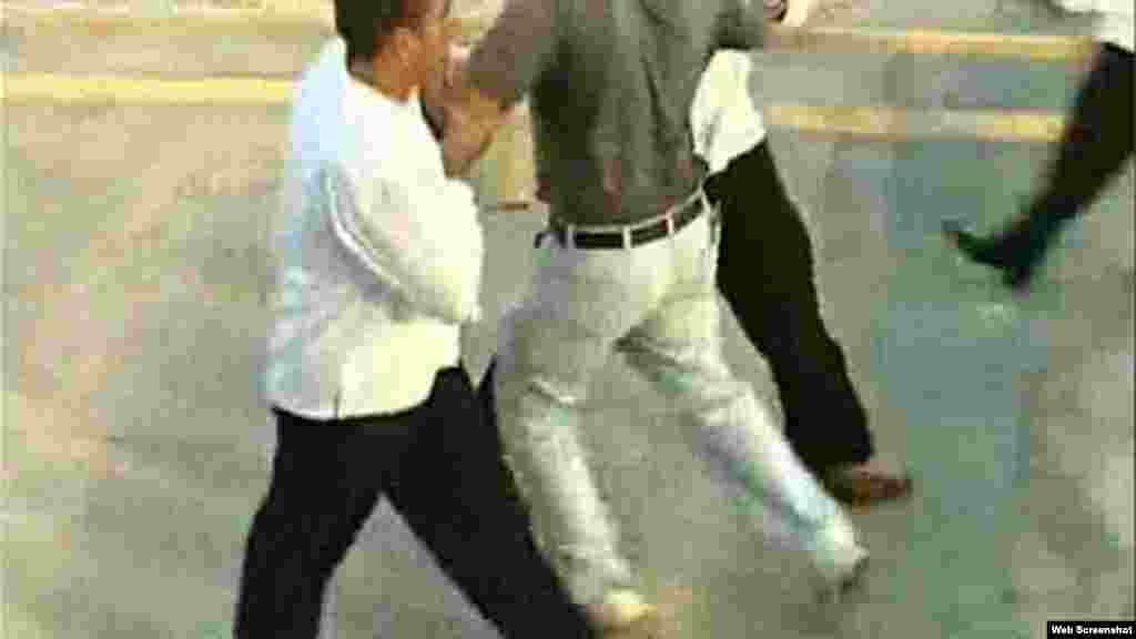 Opositor es detenido por agentes de seguridad y sacado del &aacute;rea/ foto cortes&iacute;a de video RCN TV