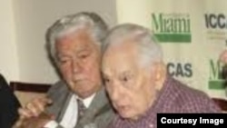 El periodista Agustín Alles(d) junto al historiador Enrique Ros.