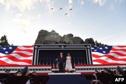 El presidente Donald Trump y la primera dama Melania Trump llegan al lugar de la ceremonia (Foto: Saul Loeb/AFP).