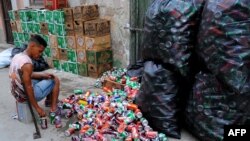 Un hombre selecciona latas vacías en un mercado de La Habana.