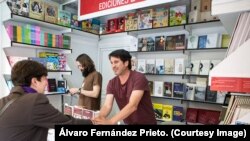 El español Álvaro Fernández Prieto ha fotografiado libros cubanos para Martí Noticias.