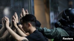 Detenido en las protestas de Hong Kong. REUTERS/Susana Vera