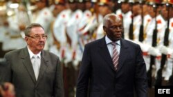 Raúl Castro recibe al presidente de Angola, José Eduardo Dos Santos (d), hoy 21 de septiembre de 2007.
