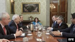 El ministro español de Asuntos Exteriores, José Manuel García-Margallo (2i) conversa con el viceministro de Relaciones Exteriores de Cuba, Marcelino Medina durante el encuentro que ambos mantuvieron en Madrid. EFE/Zipi