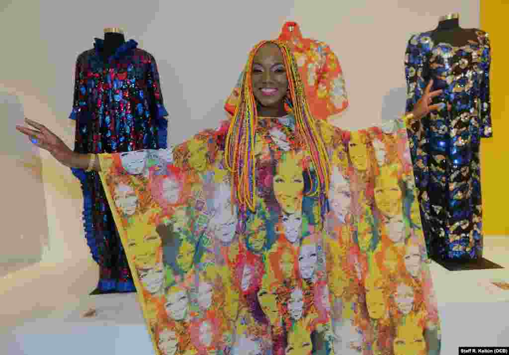 La cantante Lucrecia, posa con un vestido muy colorido con imágenes de Celia Cruz, durante la inauguración de &quot;Forever Celia&quot;, en el Museo de la Diáspora Cubana. Foto: OCB Roberto Koltun Staff.