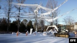 El hielo cubre el cableado eléctrico y las calles, después de la rotura de una cañería debido a las temperaturas de menos de cero grados en Dunwoody, Georgia