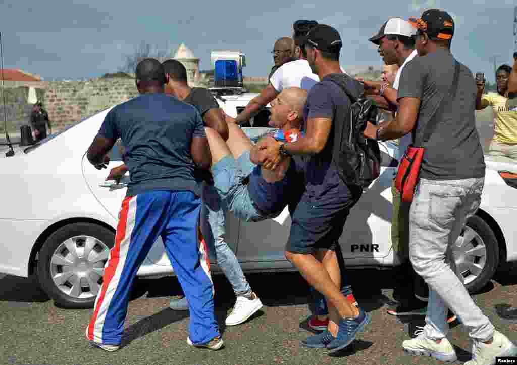 La comunidad LGBTI de Cuba realizó una marcha contra la homofobia el 11 de mayo de 2019. La seguridad del estado reprimió la marcha y detuvo a varios activistas de la sociedad civil cubana.