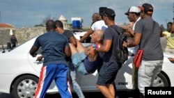 La policía cubana arrestó a algunos manifestantes que participaban en la marcha LGTBI en La Habana, el 11 de mayo de 2019.