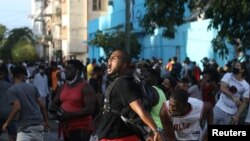 El pueblo grita consignas contra el gobierno durante una protesta en La Habana, el 11 de julio de 2021. REUTERS / Alexandre Meneghini.