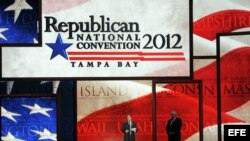 El presidente del Comité Nacional Republicano, Reince Priebus (i) y el presidente de la convención William Harris (d) dan un discurso sobre el estrado de la Convención nacional Republicana preparada en Tampa, Florida.