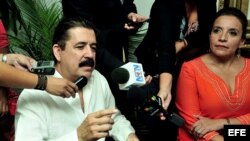 El expresidente hondureño Manuel Zelaya (i) habla junto a su esposa, Xiomara Castro de Zelaya (d).