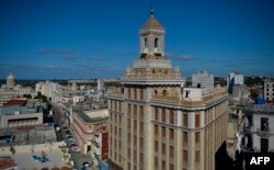 Vista del edificio Bacardí en La Habana.