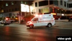 Una ambulancia conduce a uno de los cuatro heridos de una jornada de violencia en Cancún que dejó además dos personas muertas, entre ellas un joven cubano.