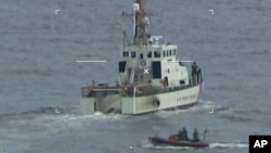 La tripulación del guardacostas Ibis busca a las personas desaparecidas de un barco volcado frente a la costa de Florida, el martes 25 de enero de 2022. (Guardia Costera de Estados Unidos vía AP)