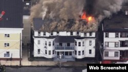 Incendio en un edificio de apartamentos en Lawrence. (WBZ-TV)