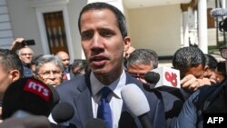 El presidente interino de Venezuela, Juan Guaidó, habla a la prensa tras la sesión en la Asamblea Nacional.