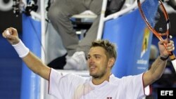 El suizo Stanislas Wawrinka celebra su victoria ante el serbio Novak Djokovic tras su partido de cuartos de final del Abierto de Australia.